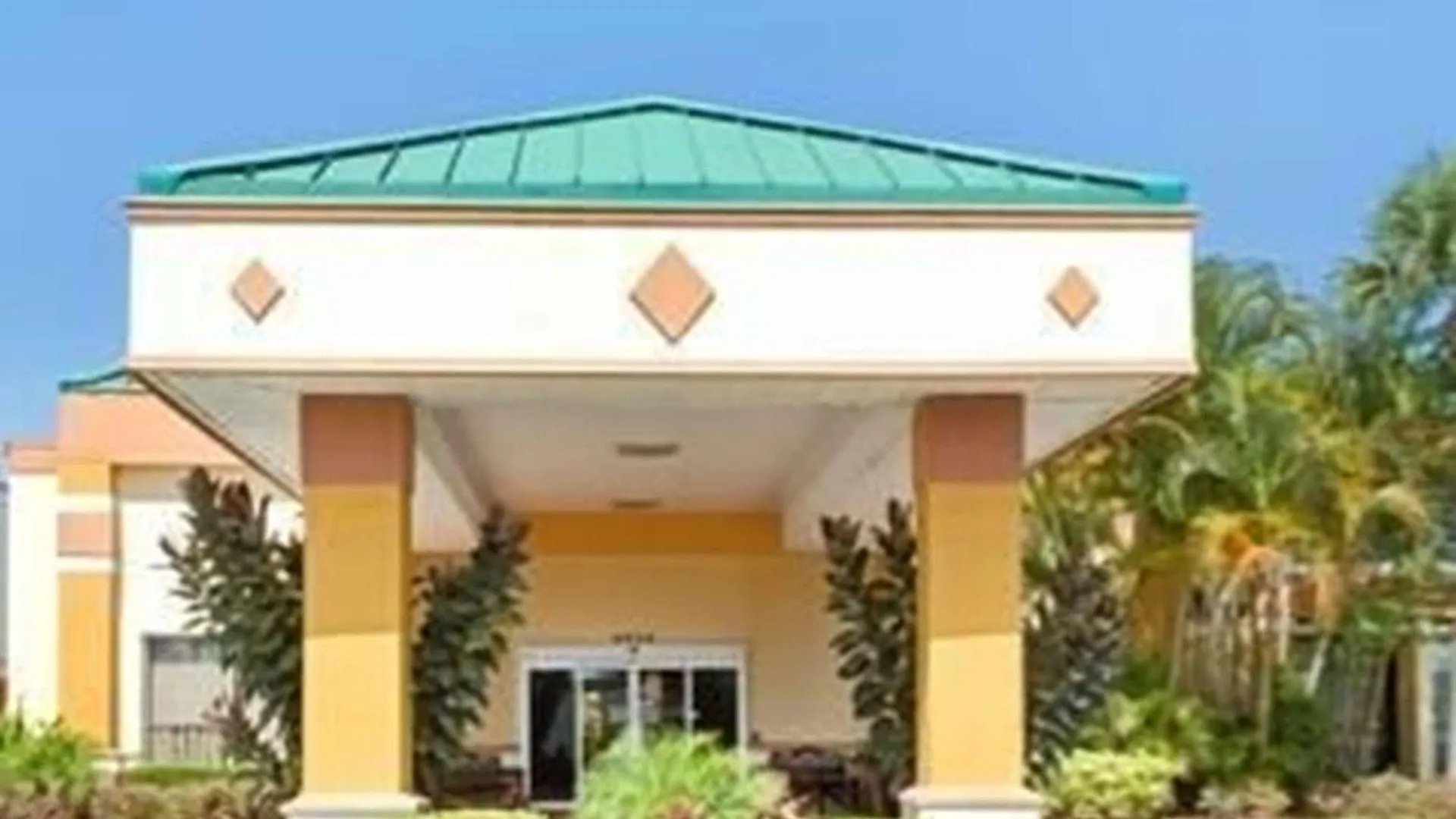 Garnet Inn & Suites Orlando Hotel