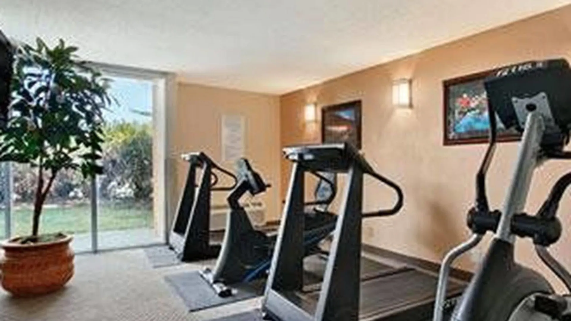 Garnet Inn & Suites Orlando