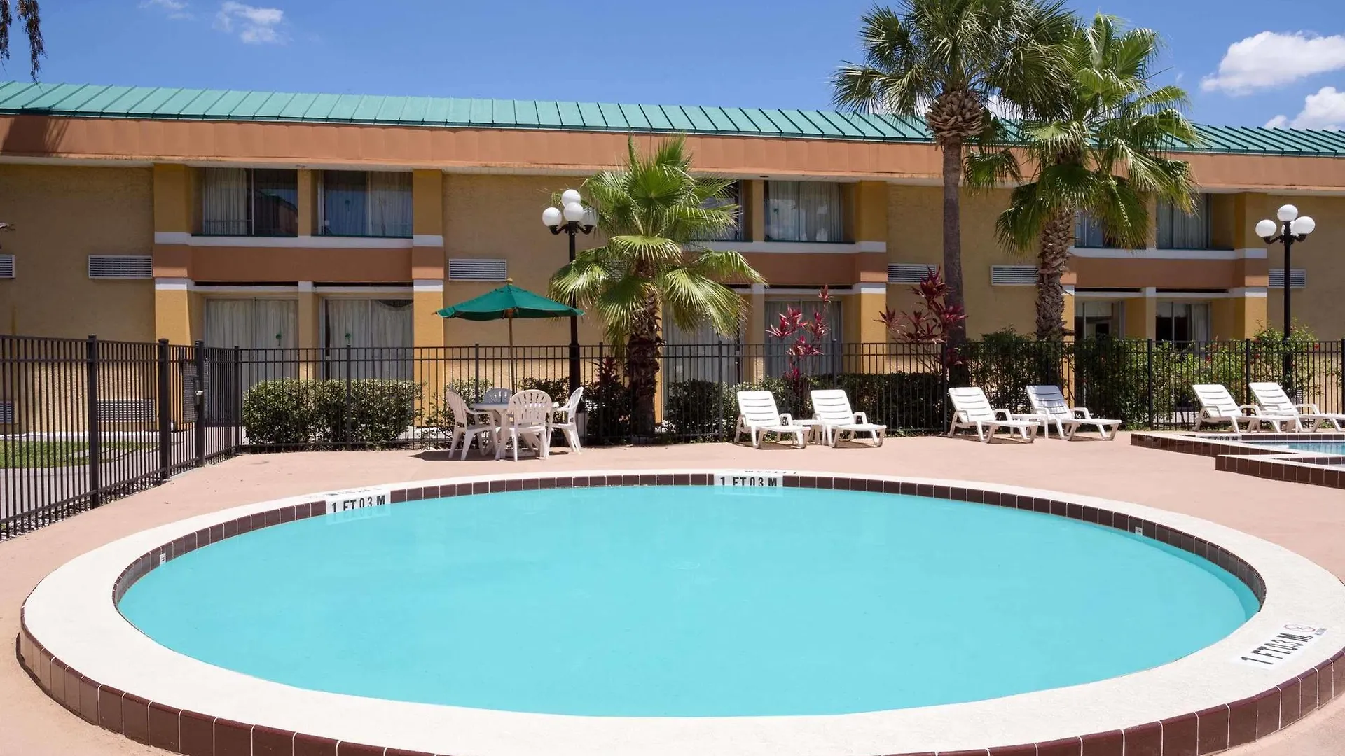 Garnet Inn & Suites Orlando Hotel