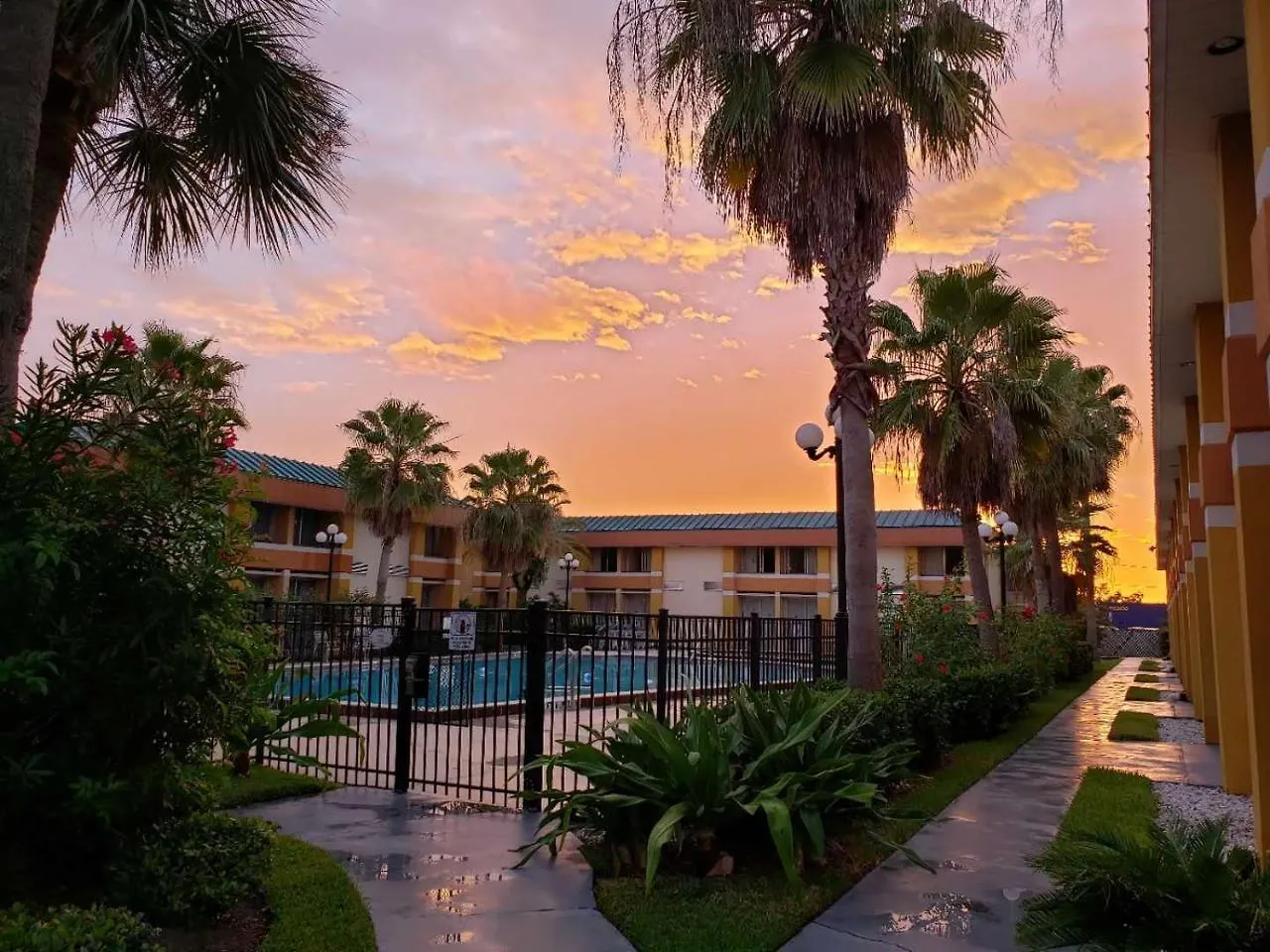 Hotel Garnet Inn & Suites Orlando